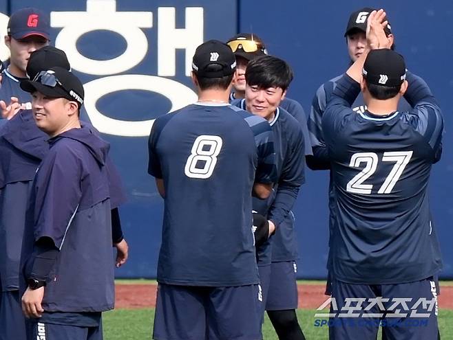 롯데 박진형이 선수들의 박수를 받고 있다. 대구=정재근 기자 cjg@sportschosun.com