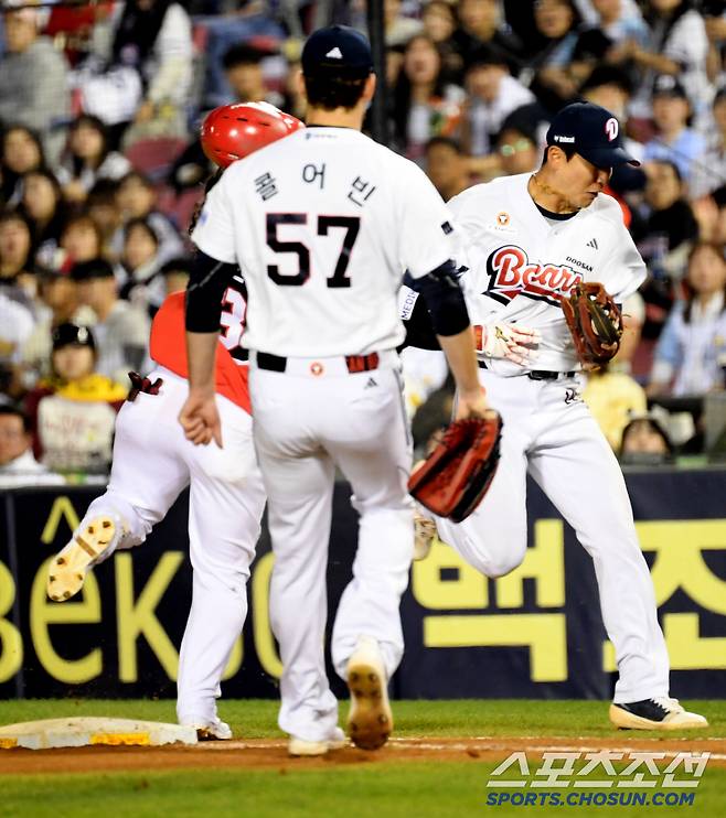 18일 잠실구장에서 열린 두산 베어스와 KIA 타이거즈의 경기. 6회초 무사 1루 KIA 김선빈이 기습 번트 후 1루로 향하는 과정에서 두산 박계범과 충돌하고 있다. 잠실=박재만 기자 pjm@sportschosun.com/2025.04.18/