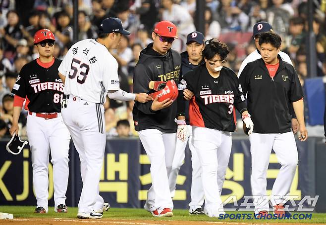 18일 잠실구장에서 열린 두산 베어스와 KIA 타이거즈의 경기. 6회초 무사 1루 KIA 김선빈이 기습 번트 후 1루로 향하는 과정에서 두산 박계범과 충돌한 뒤 교체되고 있다. 잠실=박재만 기자 pjm@sportschosun.com/2025.04.18/