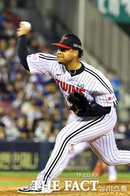 15일 잠실 삼성 라이온즈전에서 LG 선발 에르난데스가 6이닝 동안 무안타 무실점으로 역투했다. 이 경기에서 LG는 통산 4번째 팀 노히트노런을 기록했다. /뉴시스