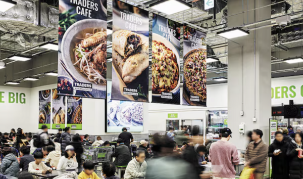 지난 2월 서울 마곡에 오픈한 창고형 할인매장 '트레이더스 마곡점'. 피자, 쌀국수 등 간단한 먹거리를 파는 'T-카페'도 인기가 많다. /이마트