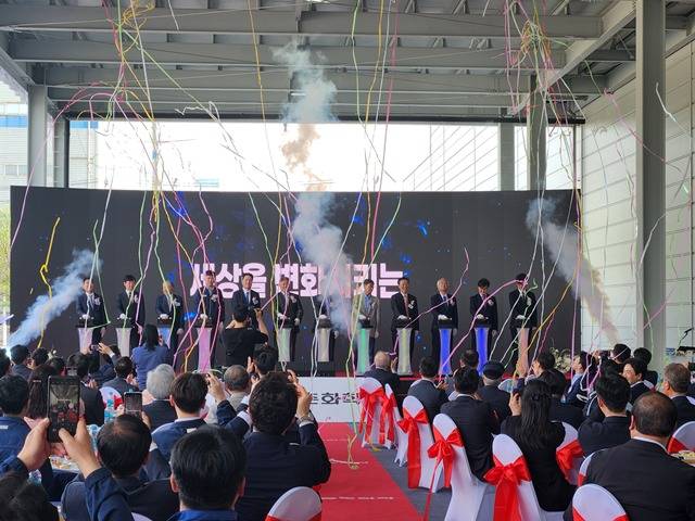 율촌화학은 전날 경기 평택시 포승 신공장에서 이차전지용 배터리 파우치 신규 증설 설비를 가동하고 기념식을 개최했다고 18일 밝혔다. /한국배터리산업협회