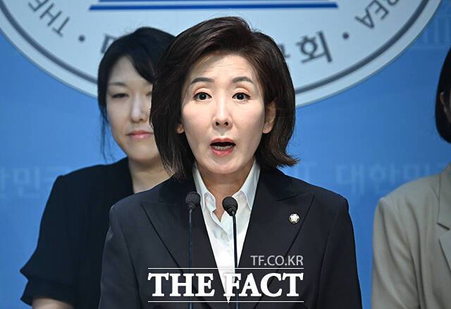 나경원 국민의힘 대선 경선 후보가 "국회가 대통령을 탄핵하는데 대통령은 국회 해산권이 있어야 하지 않나"라며 정치개혁을 공약으로 내세웠다. 나 후보가 18일 오전 서울 여의도 국회에서 교육 공약 관련 기자회견을 열고 발언하고 있다. /박헌우 기자