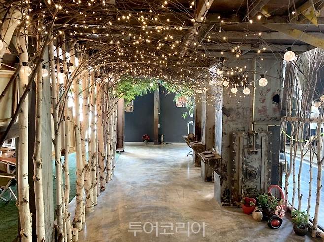 LED와 네온을 이용한 은은한 조명으로 아늑하고 따뜻한 분위기를 연출한 활옥동굴.