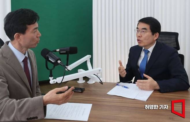 양기대 전 더불어민주당 의원이 아시아경제 본사에서 AK라디오에 출연, 소종섭 에디터와 대선정국에 대한 견해를 이야기하고 있다. 허영한 기자