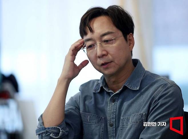 유현준 홍익대 건축학과 교수가 4일 서울 강남구 소재 건축사무소에서 김대식 카이스트 교수와 김혜연 안무가를 만나 대담하고 있다. 김현민 기자