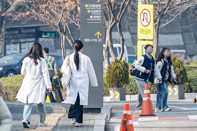 연세대·고려대·경북대 등 일부 의대가 복귀 '데드라인'으로 제시한 날이 다가온 21일 서울 서대문구 연세대학교 의과대학에서 학생들이 이동하고 있다. 2025.3.21. 강진형 기자