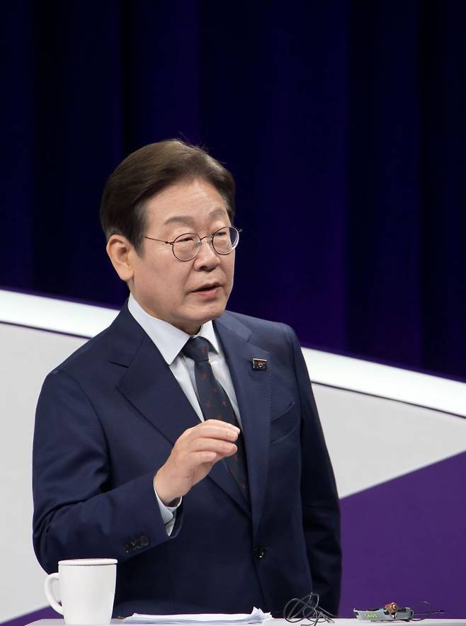 더불어민주당 대선 경선 주자인 이재명 후보가 18일 서울 마포구 상암동 MBC에서 첫 TV 토론회를 준비하고 있다. 연합뉴스