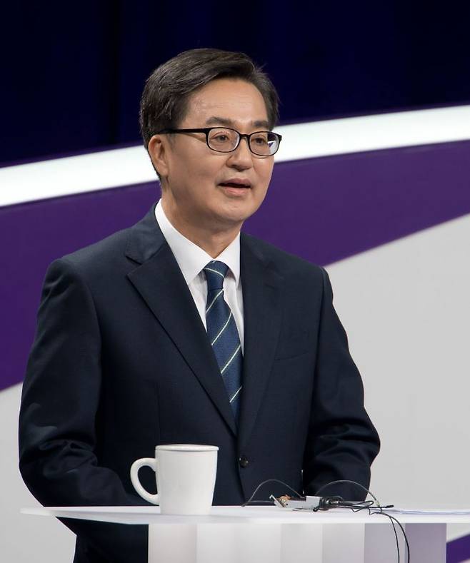 더불어민주당 대선 경선 주자인 김동연 후보가 18일 서울 마포구 상암동 MBC에서 첫 TV 토론회를 준비하고 있다. 연합뉴스