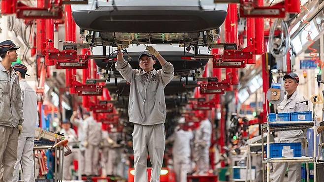 희토류 금속은 전기자동차 엔진의 핵심 부품인 자석 등을 만드는데 필요하다