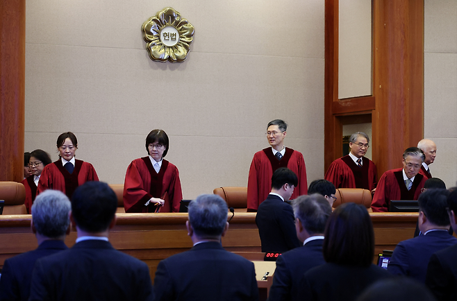 헌법재판관 심판정에 들어서는 재판관들