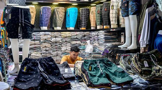 자카르타의 이 작은 옷 가게와 같은 현지 업체들은 중국산 저가 상품이 대거 몰려들 상황에 대비하고 있다