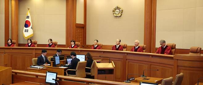 문형배 헌법재판소장 권한대행과 헌법재판관들이 10일 오후 서울 종로구 헌법재판소 대심판정에서 열린 4월 심판사건 선고에 참석하고 있다./뉴스1