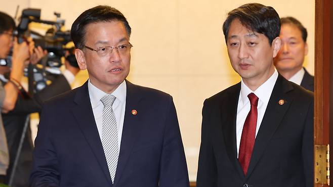 최상목 경제부총리(왼쪽)와 안덕근 산업통상자원부 장관./뉴스1