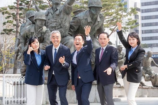 16일 오후 서울 용산구 전쟁기념관에서 ‘군보호연대’ 창립 멤버들이 사진 촬영을 하고 있다. 왼쪽부터 이한샘 군보호연대 대표, 정창욱 예비역 공군 소령, 이기성 예비역 육군 중령, 최원일 예비역 해군 대령, 박경애 예비역 공군 소령./김지호 기자