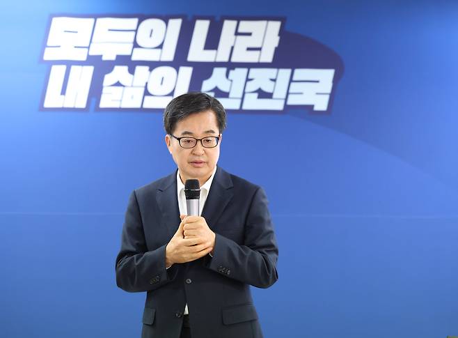 더불어민주당 대선 경선 후보인 김동연 경기지사가 18일 서울 영등포구 여의도 선거 캠프에서 공약 발표를 하고 있다. /김동연 캠프