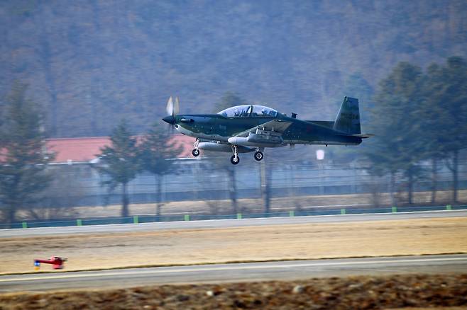 한미 공군 대대급 연합공중훈련인 '쌍매훈련'에 참가한 KA-1 공중통제공격기가 지난 1월 공군 원주기지에서 이륙하고 있다.