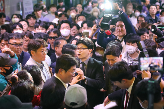 국민의힘 대선 경선 주자인 한동훈 전 대표가 16일 대구도시철도1호선 중앙로역 대구지하철 화재참사 기억공간을 방문하고 시민들을 만나고 있다. 연합뉴스