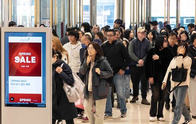 지난달 외국인들과 소비자들이 서울 중구 롯데백화점 본점에 입장하고 있다.ⓒ뉴시스