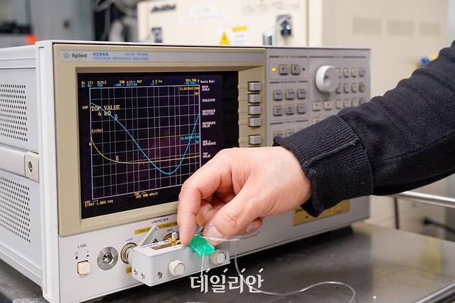 전기 임피던스 측정 장비에 혈액검사 지표 추출용 소자를 장착하고 임피던스를 측정하는 모습. ⓒ광주과학기술원