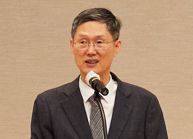 문형배 헌법재판소장 권한대행이 퇴임 전날인 17일 인하대 법학전문대학원에서 특강을 하고 있다. 문 권한대행은 윤석열 전 대통령의 계엄에 대해 “관용과 자제를 뛰어넘었다”고 말했다. 인하대 제공