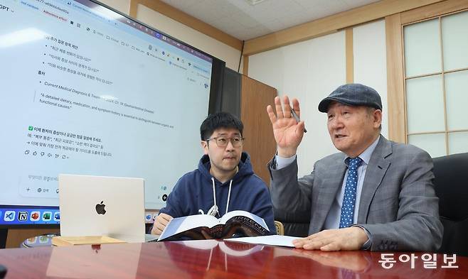 17일 서울 강남구 선릉로 강남구보건소에서 이종철 보건소장(오른쪽)이 이만경 성균관대 삼성융합의과학원 연구교수와 함께 챗GPT를 활용한 인공지능(AI) 진료 보조 프로그램을 점검하고 있다. 이 소장은 “AI에 자신의 자리를 뺏긴다고 생각하지 말고 오히려 ‘내 것’으로 활용해야 한다”고 조언했다. 장승윤 기자 tomato99@donga.com