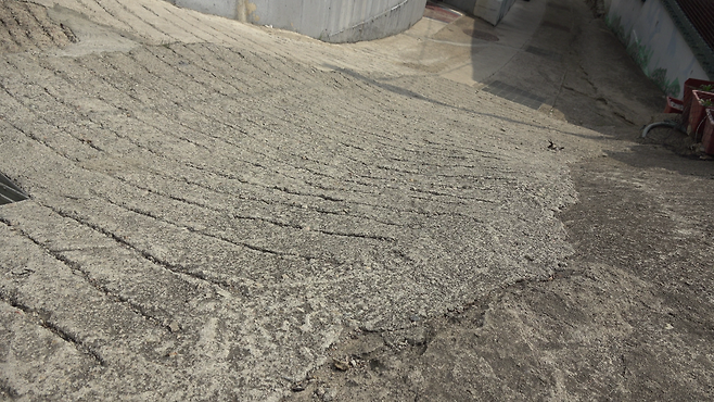 안토 씨가 마을 어르신들을 업고 달린 경사로. 영덕=박태근 기자 ptk@donga.com