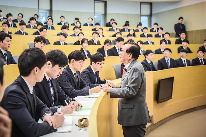 김재철 명예회장이 동원그룹 신입사원들과의 간담회 모습. 동원그룹 제공.
