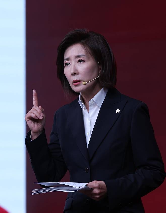 나경원 국민의힘 경선 후보가 18일 오후 서울 강서구 ASSA아트홀에서 열린 국민의힘 ‘제21대 대통령후보자 1차 경선 비전대회’에서 비전을 발표하고 있다. 사진공동취재단