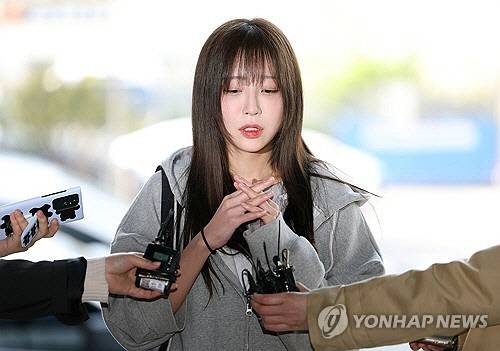 가로세로연구소 대표 김세의씨를  협박 등의 혐의로 고소한 '1000만 유튜버' 쯔양(본명 박정원)씨가 지난 16일 조사를 위해 서울 강남구 강남경찰서로 출석하며 취재진의 질문에 답하고 있다. 경찰이 김씨에 대해 불송치 결정을 내렸으나 검찰이 보완 수사를 요구했다. 서울중앙지검은 지난달 14일 박씨 측의 이의신청을 받아들여 김 씨 사건을 보완 수사해달라고 서울 강남경찰서에 요청했다. [연합뉴스]
