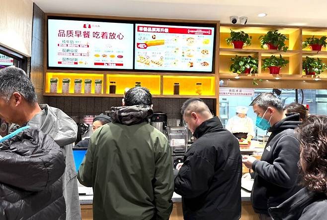 지난 4일 중국 베이징 차오양구 산리툰 인근 중국 프랜차이즈 식당 ‘난청샹’에서 사람들이 결제를 기다리고 있다. 베이징/이정연 특파원