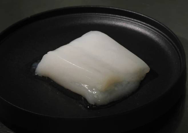 도쿄대 연구진이 생물반응기를 통해 만들어낸 두께 2cm의 닭고기 덩어리. 도쿄대 제공