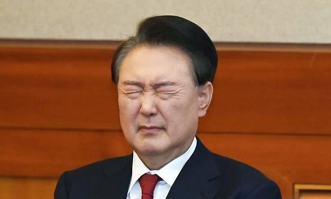 윤석열 전 대통령이 지난 2월6일 서울 종로구 헌법재판소에서 열린 탄핵심판 6차 변론기일에 출석해 눈을 질끈 감고 있다. 사진공동취재단