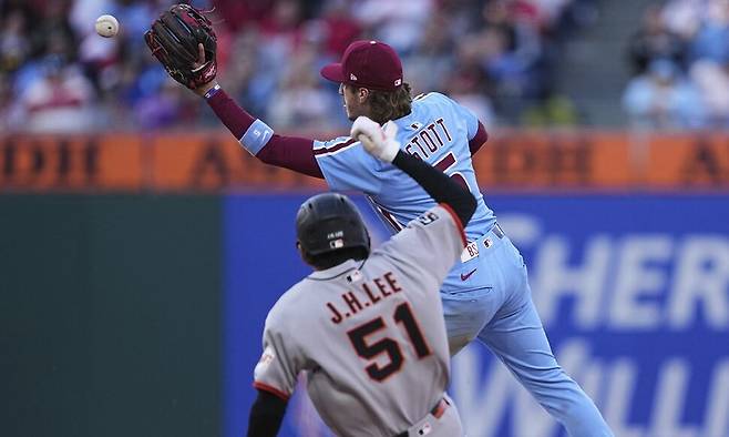샌프란시스코의 이정후가 18일(한국시각) 미국 펜실베이니아주 필라델피아의 시티즌스 뱅크 파크에서 열린 2025 메이저리그(MLB) 정규시즌 필라델피아 필리스와 원정 경기에서 9회초 2루 베이스를 향해 달리고 있다. 필라델피아/AP 연합뉴스
