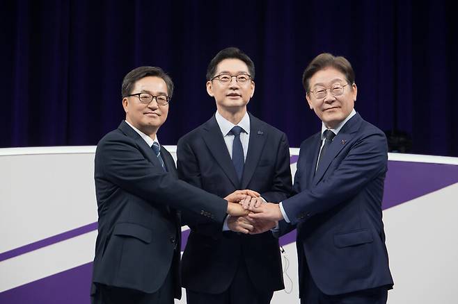 더불어민주당 대선 경선 주자인 이재명(오른쪽부터)·김경수·김동연 후보가 18일 서울 마포구 상암동 MBC에서 첫 TV토론회를 시작하기에 앞서 기념촬영 하고 있다. 국회사진기자단