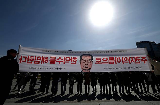 참여연대 등 ‘내란청산·사회대개혁 비상행동’ 회원들이 2025년 4월15일 오전 서울 종로구 세종로 정부서울청사 앞에서 한덕수 대통령 권한대행 겸 국무총리의 헌법재판관 후보자 지명 철회를 촉구하고 있다.