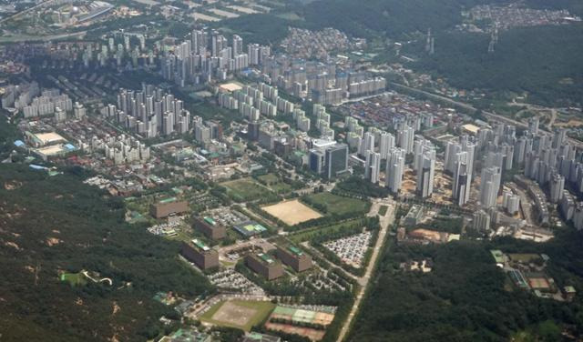 경기 과천시와 정부과천청사 전경. 안창모 제공