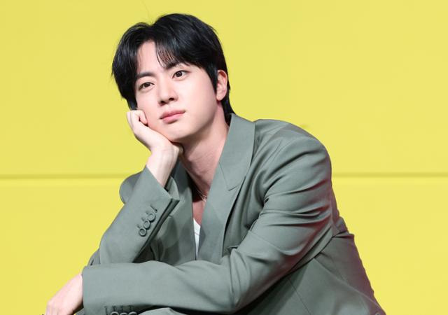 그룹 방탄소년단 진이 오는 6월 첫 단독 팬콘서트 투어를 개최한다. 뉴스1