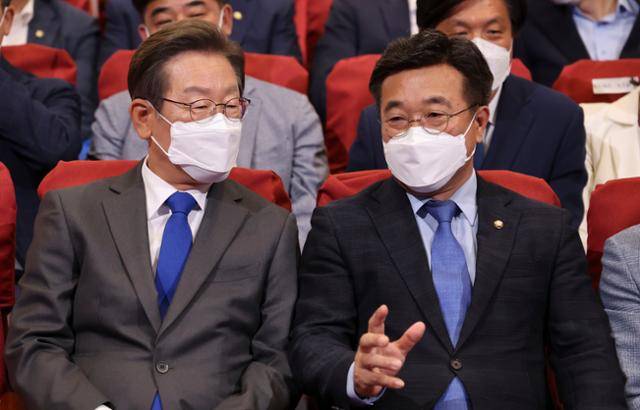 2022년 6월 지방선거 당시 이재명 더불어민주당 총괄선대위원장이 국회에 마련된 종합상황실에서 윤호중 공동상임선대위원장과 이야기를 나누고 있다. 오대근 기자