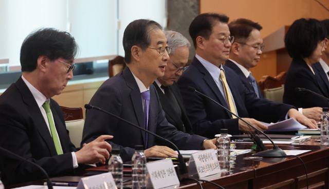 17일 제6차 APEC 정상회의 준비위원회가 서울 광화문 정부청사에서 열린 가운데 한덕수 대통령 권한대행이 모두발언을 하고 있다. 왕태석 선임기자