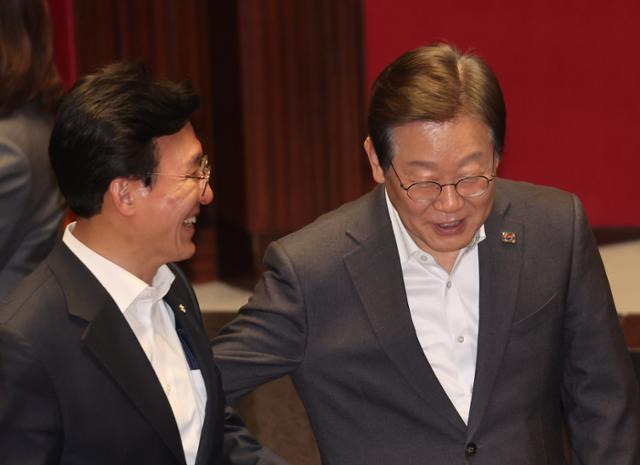 이재명(오른쪽) 전 더불어민주당 대표가 17일 국회 본회의에서 상법 개정안과 내란·명태균 특검법 등 재의요구 안에 대한 재표결 투표를 마친 뒤 자리로 향하고 있다. 연합뉴스