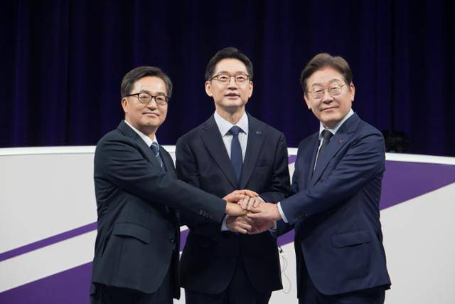 더불어민주당 대선 경선 주자인 이재명(오른쪽부터)·김경수·김동연 후보가 18일 서울 마포구 상암동 MBC에서 첫 TV토론회를 시작하기에 앞서 기념촬영을 하고 있다. 국회사진기자단