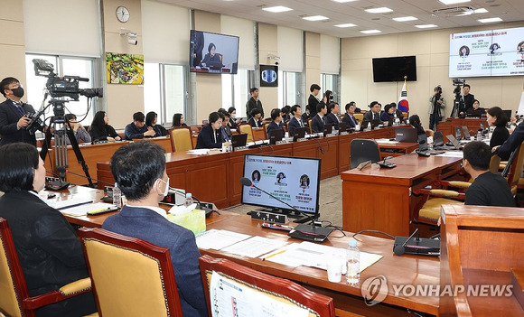 18일 서울 여의도 국회에서 고(故) 오요안나 MBC 기상캐스터 사망 사건 관련 긴급 현안 질의 등을 위한 과학기술정보방송통신위원회(과방위) 전체회의가 진행되고 있다. [사진=연합뉴스]