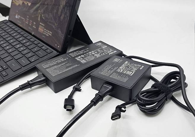 충전 속도가 빠른 200W 어댑터, 휴대성이 좋은 100W 어댑터를 함께 제공한다 / 출처=IT동아
