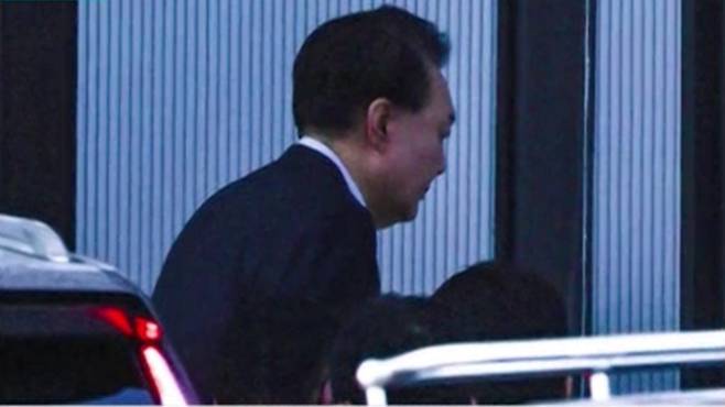 지난 1월 15일 윤석열 대통령이 차량에서 내려 고위공직자범죄수사처로 들어가는 모습 (사진, SBS 보도 갈무리)