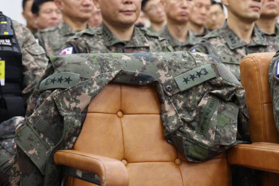 지난 1월 14일 국회에서 ‘윤석열 정부의 내란 진상규명 국조특위’가 열리고 있다. 이진우 전 수도방위사령관의 군복이 증인석에 걸려있다. [연합뉴스]