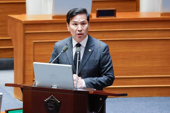 김선호 국방부 장관 직무대행이 지난 14일 오후 서울 여의도 국회 본회의장에서 김병주 더불어민주당 의원의 정치·외교·통일·안보에 관한 대정부질문에 답하고 있다. 뉴스1