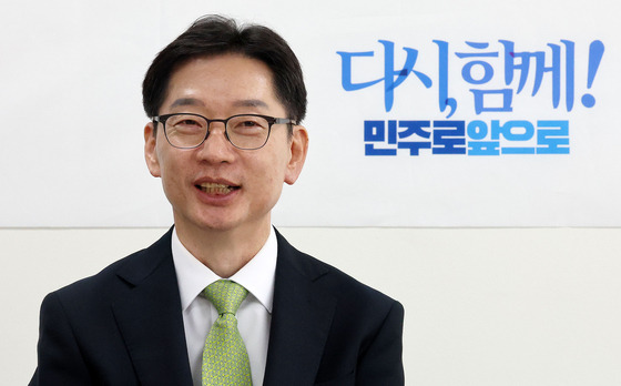 (고양=뉴스1) 박세연 기자 = 더불어민주당 대선 경선 후보인 김경수 전 경남지사가 17일 경기도 고양시 일산서구청에서 카트린 스테른펠트 잠메 스웨덴 말뫼 시장과 가진 간담회에서 미소를 짓고 있다. 2025.4.17/뉴스1