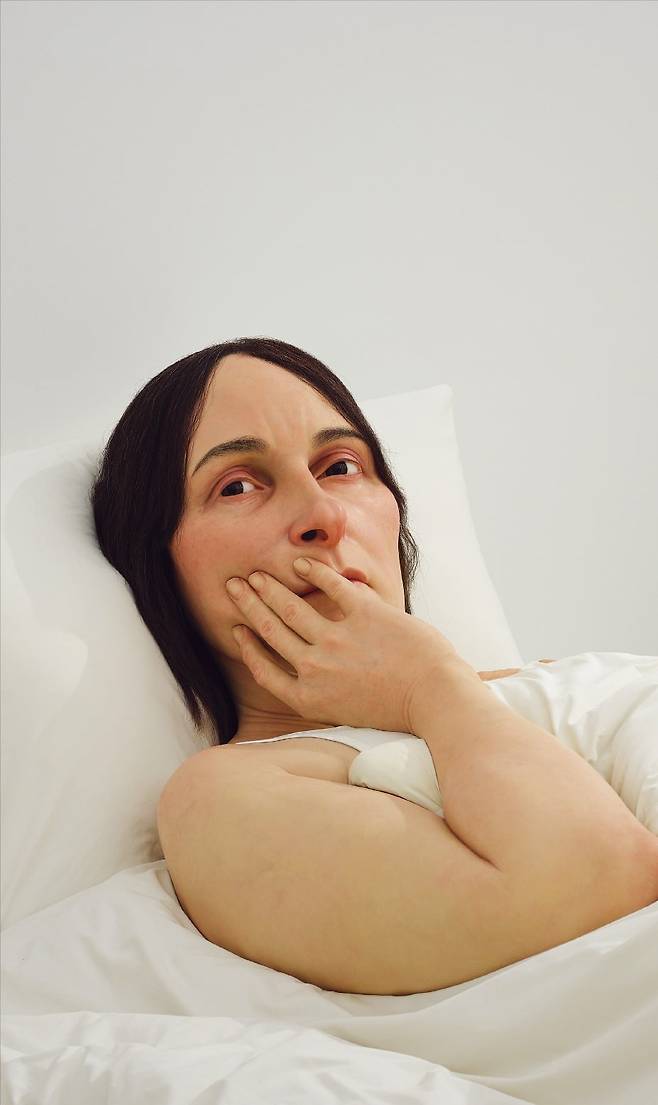 론 뮤익 ‘침대에서’, 2005, 혼합재료, 162×650×395㎝. /ⓒ까르티에 현대미술재단 컬렉션