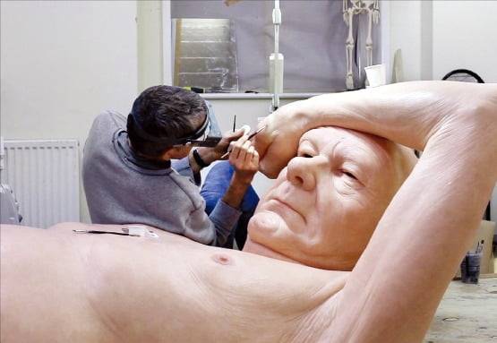 고티에 드블롱드의 ‘스틸 라이프: 작업하는 론 뮤익’, 2013, HD영화, 48분.  /ⓒ고티에 드블롱드